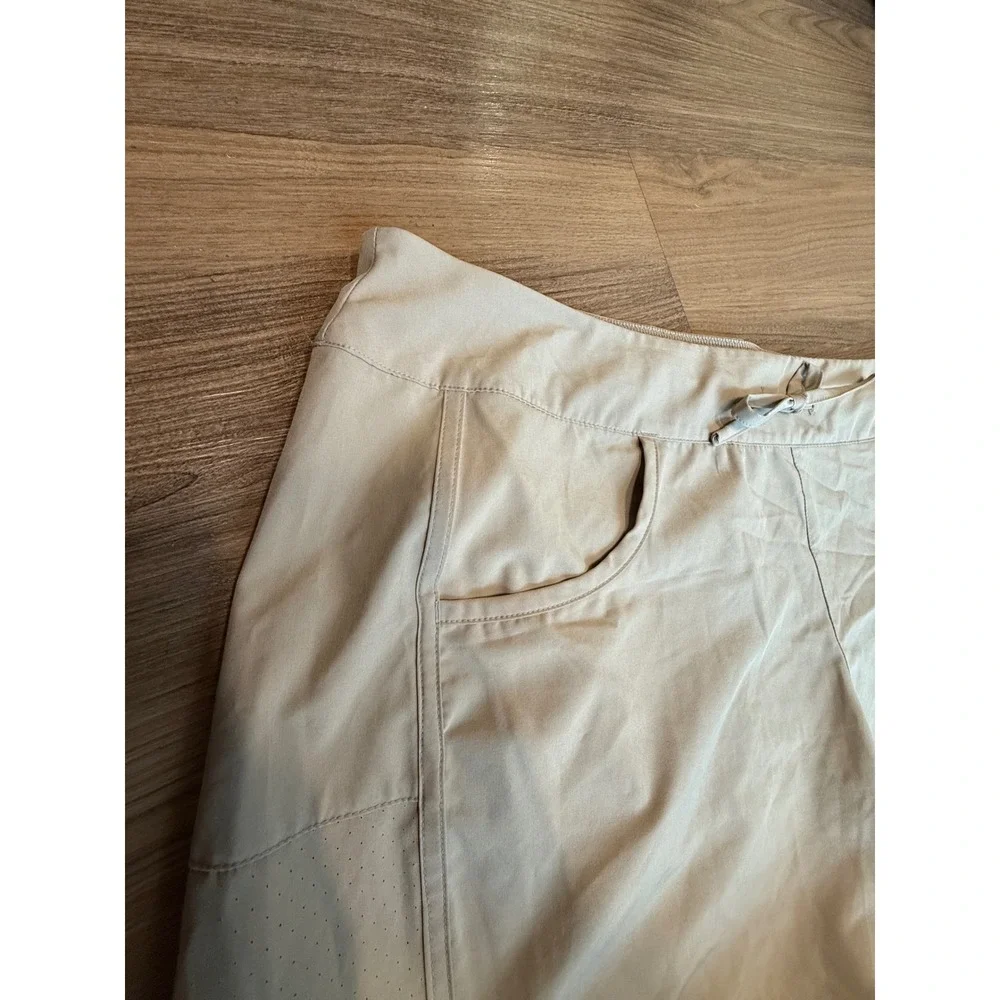 Magellan Outdoors Fish Gear Shorts Womens XXL Khaki Water Repellent Hiking Fish
